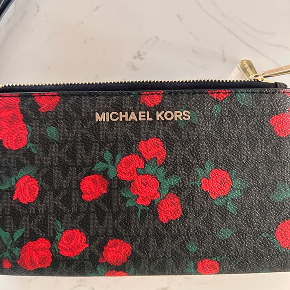 Michael Kors Rose Wristlet- NWOT - Picture 4 of 17